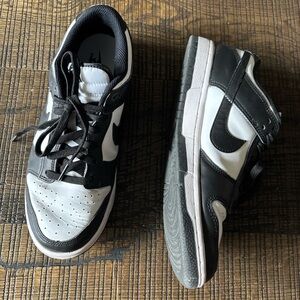 Nike dunk low black white sneakers, EUC
Size 8.5